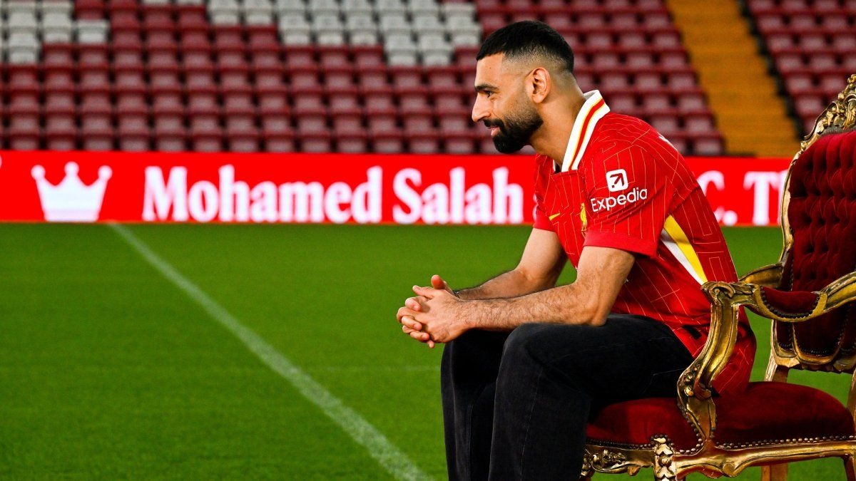 عکس محمد صلاح روی تاج و تخت، به مناسبت تمدید قراردادش با لیورپول