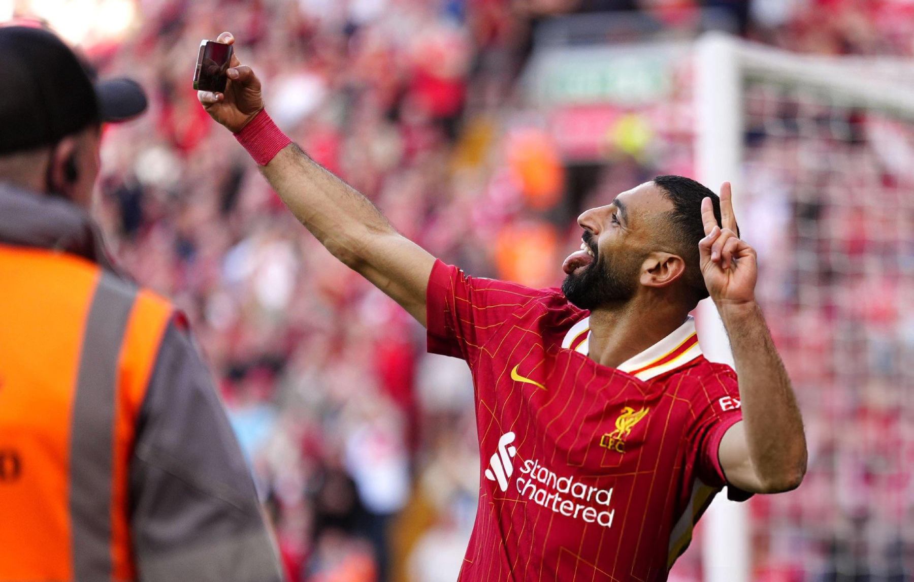 محمد صلاح در حال سلفی گرفتن با پیراهن لیورپول