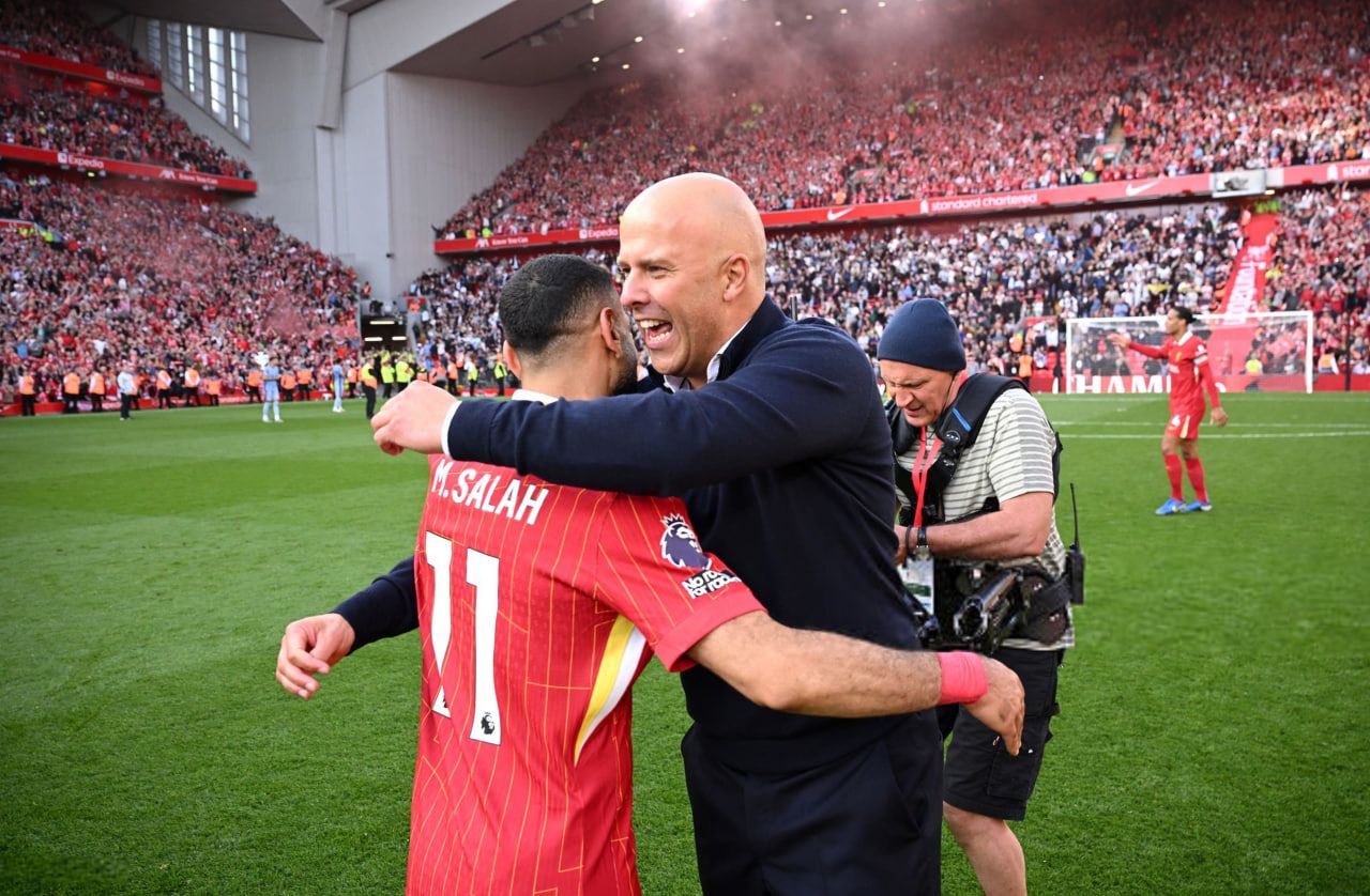 محمد صلاح و آرنه اشلوت پس از بیستمین قهرمانی لیورپول