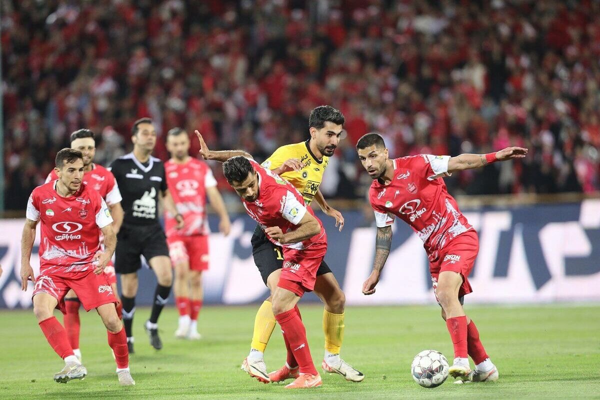 فرشاد احمدزاده بازیکن تیم فوتبال پرسپولیس 