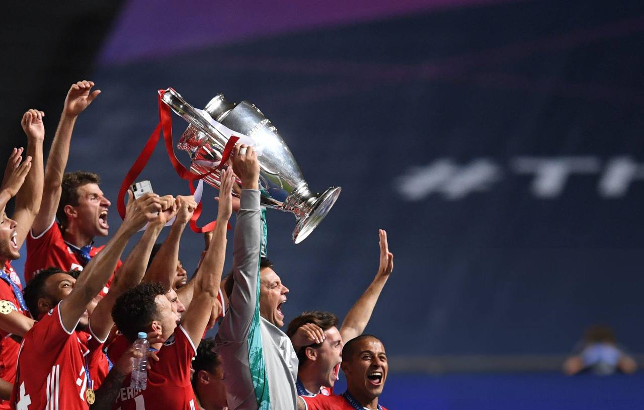 مانوئل نویر در حال بالا بردن جام قهرمانی لیگ قهرمانان اروپا 20-2019