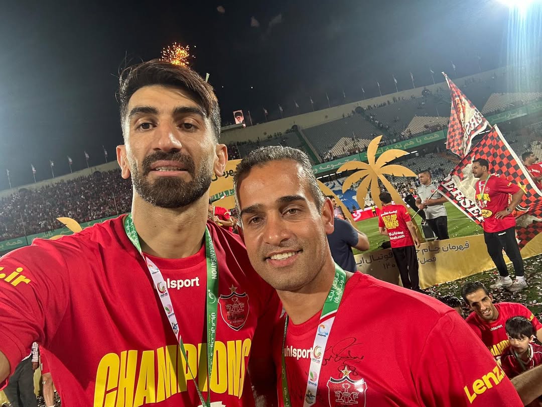 مصطفی لشگری کنار علیرضا بیرانوند در جشن قهرمانی پرسپولیس