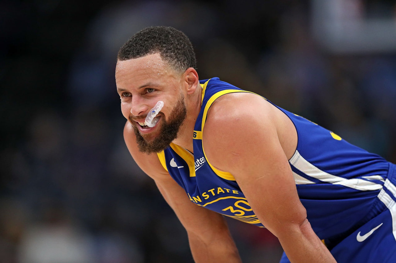 بسکتبال NBA - استف کری در جریان پیروزی گلدن استیت وریرز مقابل ممفیس گریزلیز 