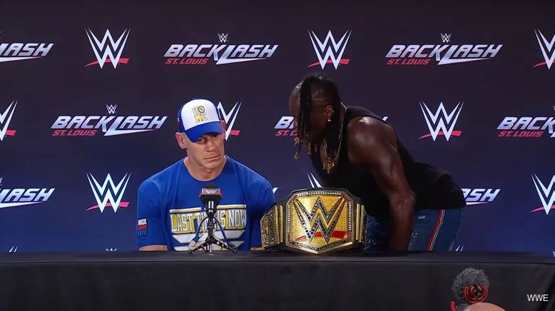 جان سینا و آرتروث؛ ستارگان کشتی کج و WWE در کنفرانس خبری بکلش 2025