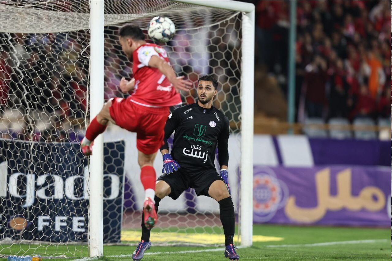 عکس از احمد گوهری دروازه‌بان استقلال خوزستان در بازی مقابل پرسپولیس