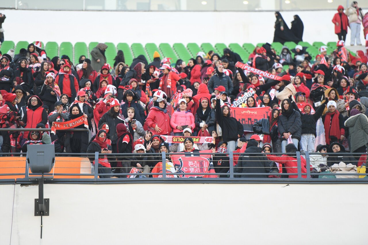 عکس از هواداران زن پرسپولیس در بازی مقابل تراکتور