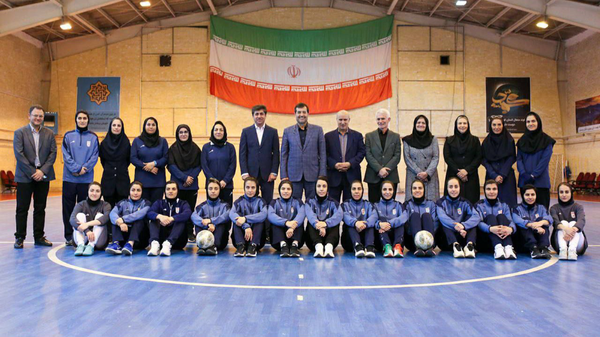 عکس از احمد دنیامالی و اعضای تیم ملی فوتسال زنان