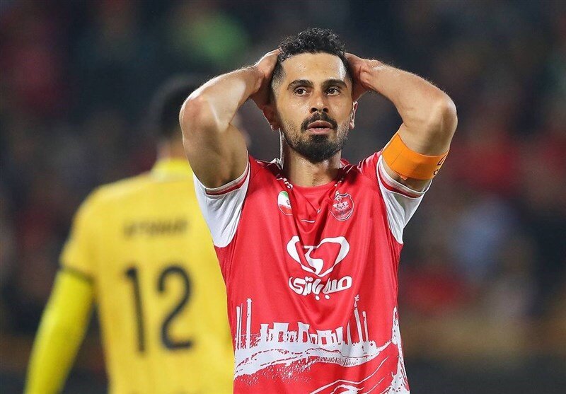 عکس از امید عالیشاه هافبک و کاپیتان پرسپولیس