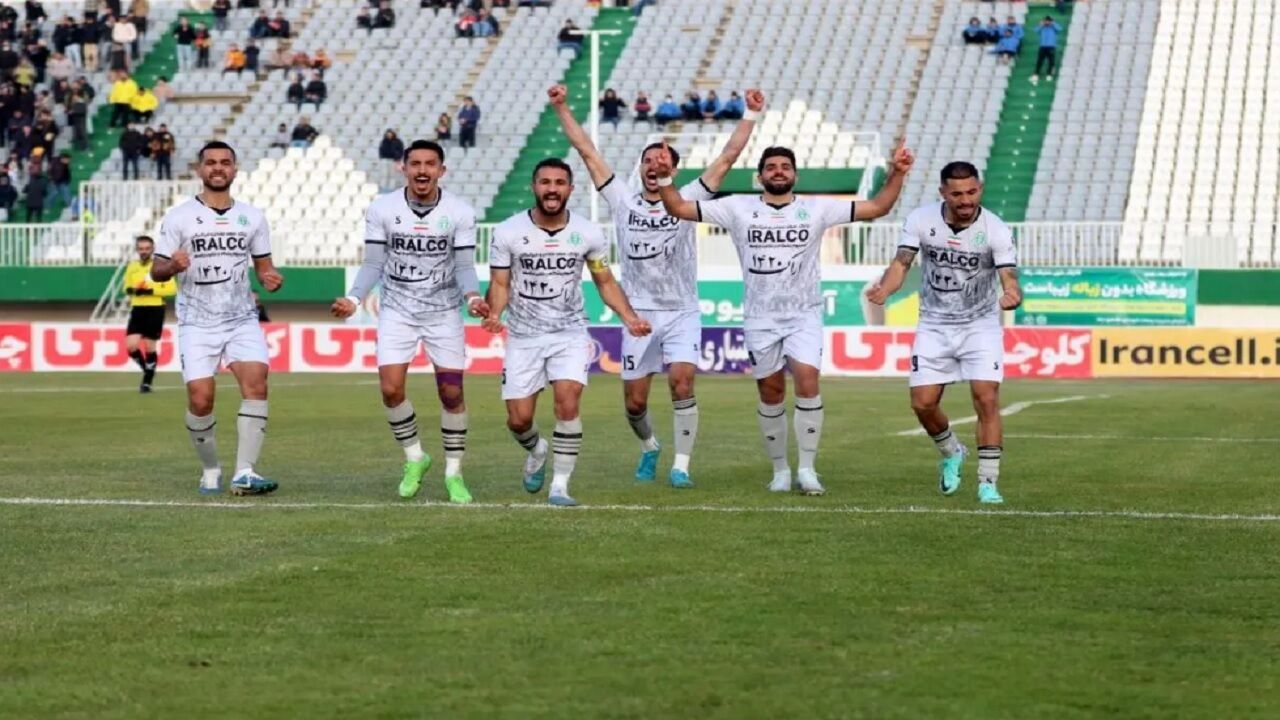 عکس از خوشحالی بعد از گل بازیکنان آلومینیوم اراک پس از گل به شمس آذر