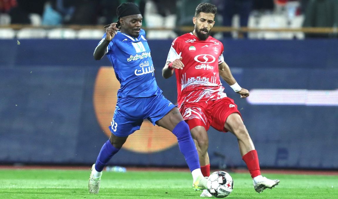 عکس از تیوی بیفوما وینگر استقلال خوزستان در بازی با پرسپولیس