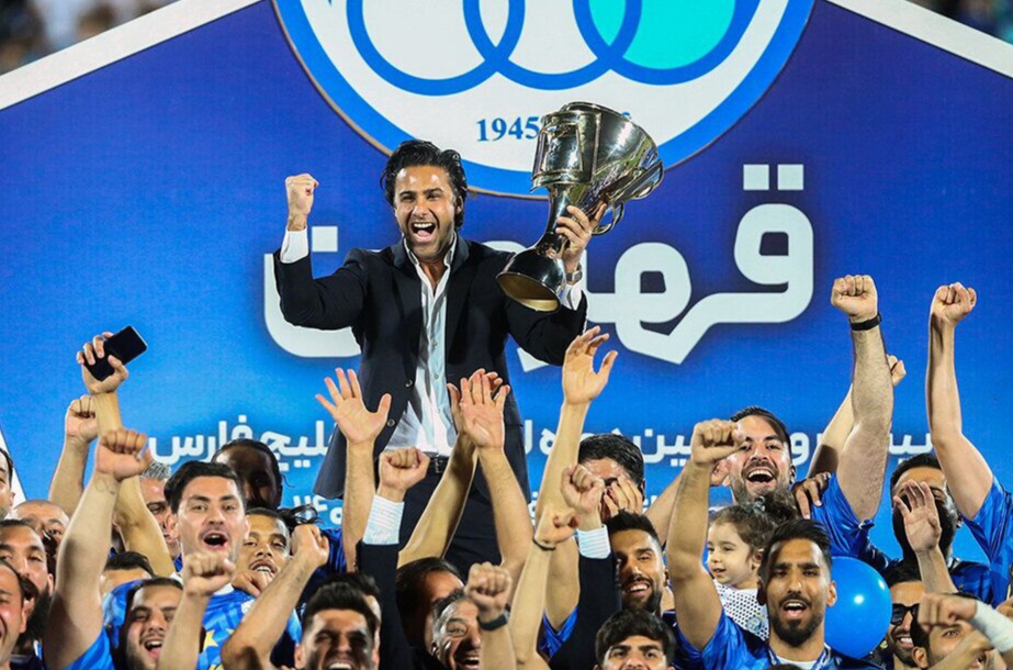 عکس از قهرمانی استقلال و فرهاد مجیدی