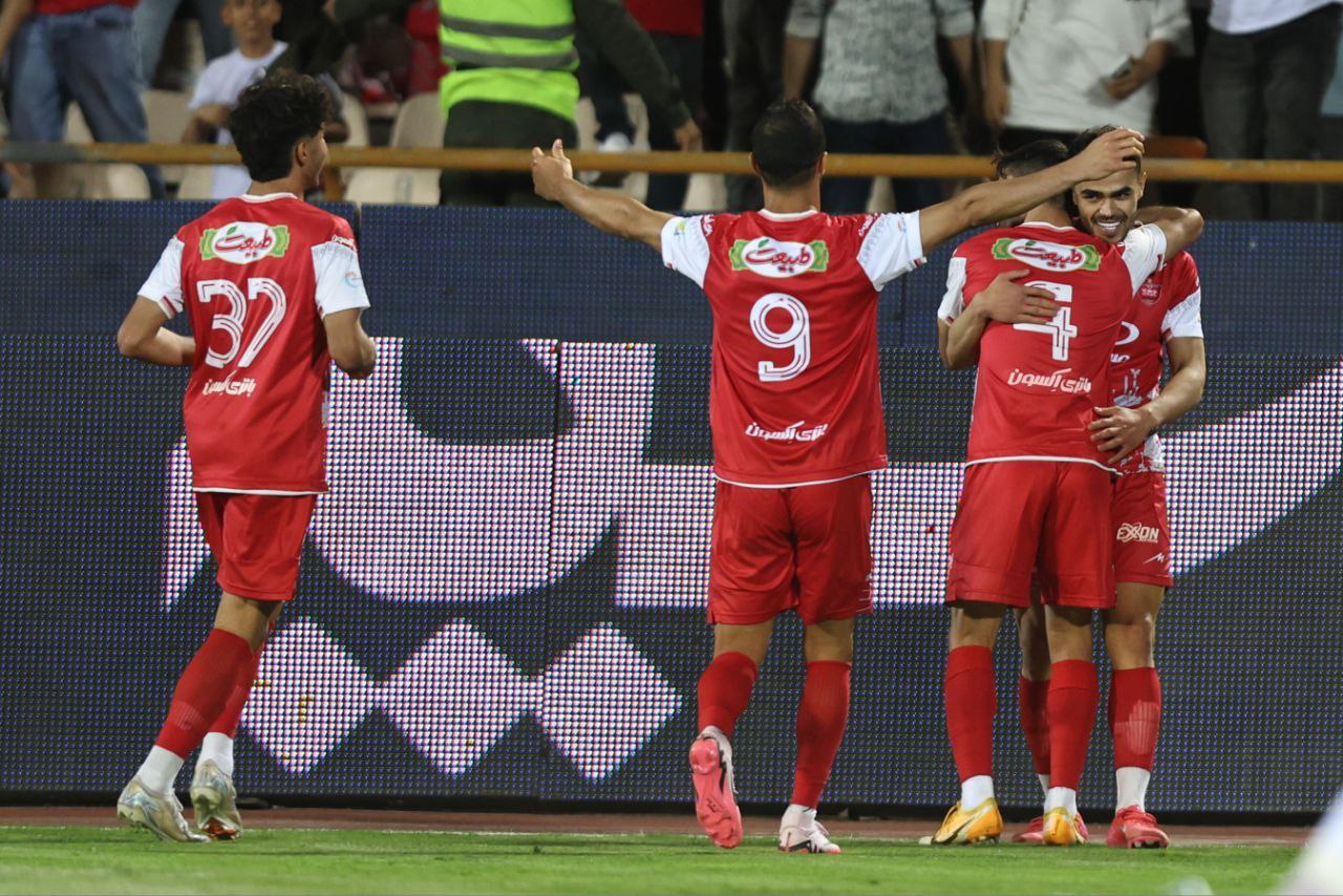 عکس از خوشحالی بعد از گل بازیکنان پرسپولیس پس از گل به هوادار