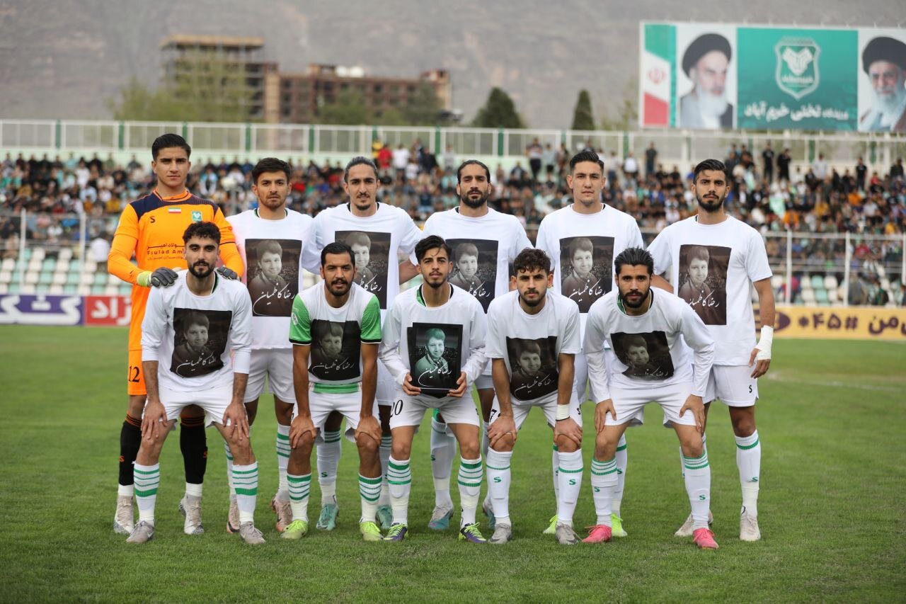 عکس تیمی از بازیکنان خیبر خرم آباد در بازی مقابل شمس آذر