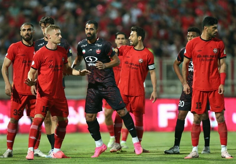 عکس از محمدحسین کنعانی زادگان مدافع پرسپولیس در بازی مقابل تراکتور