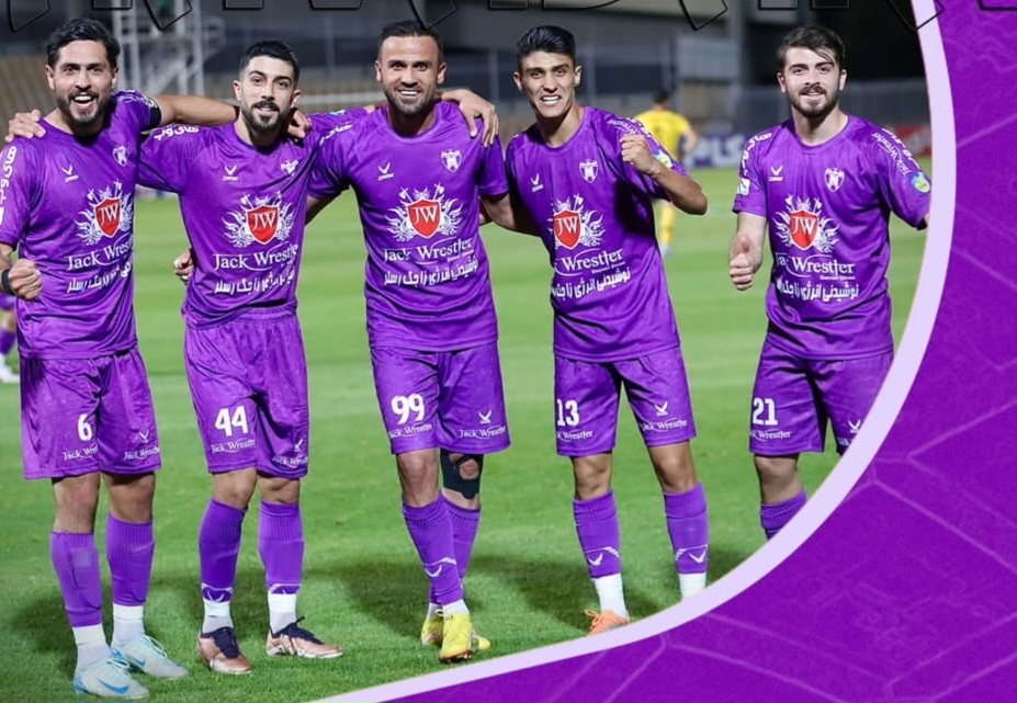 عکس از خوشحالی بازیکنان هوادار پس از گل به سپاهان