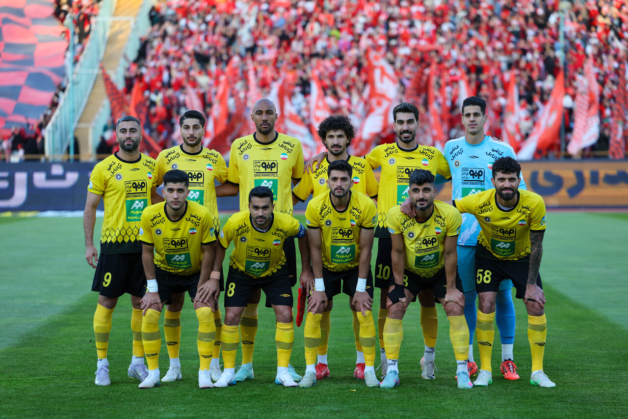 عکس تیمی از بازیکنان سپاهان پیش از بازی با پرسپولیس