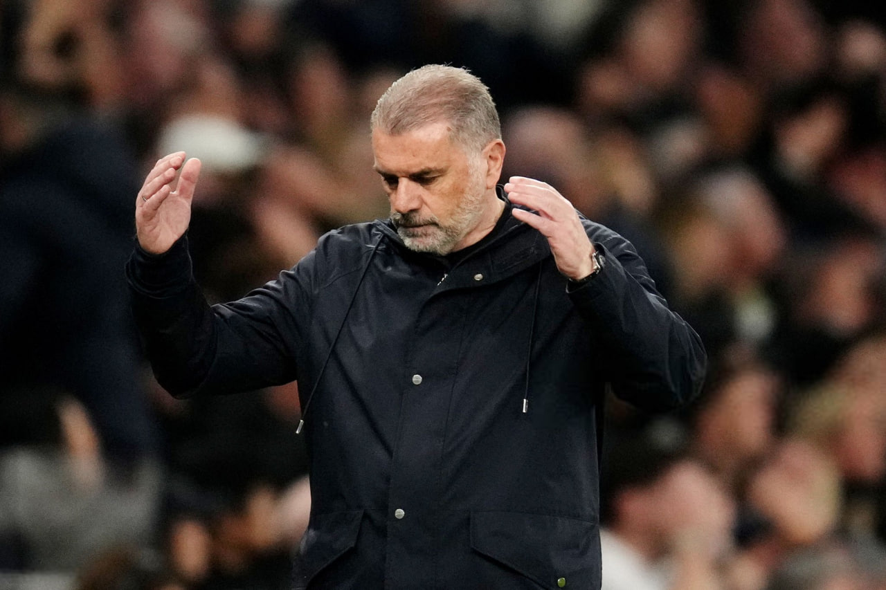 آنژ پوستکوعلو سرمربی استرالیایی در کنار زمین - تاتنهام