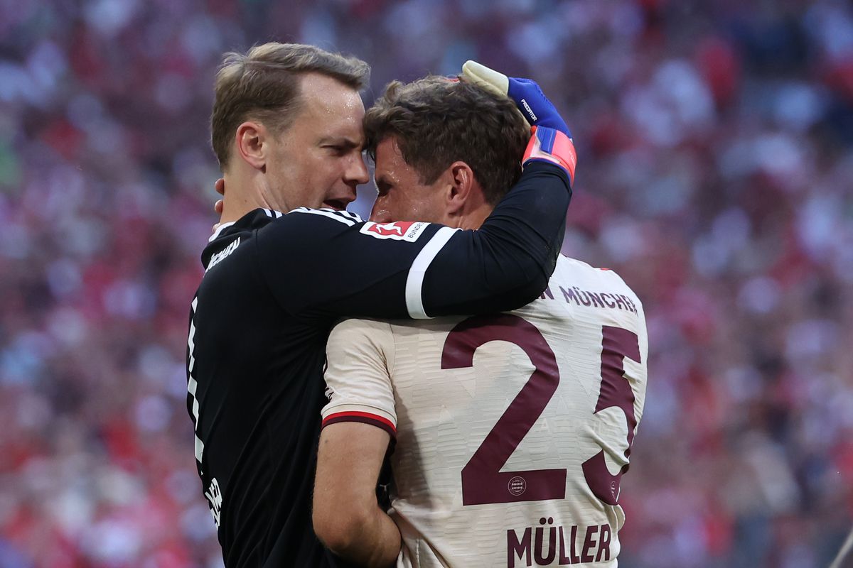 مانوئل نویر دروازه‌بان و توماس مولر مهاجم آلمانی در زمین - بایرن مونیخ 