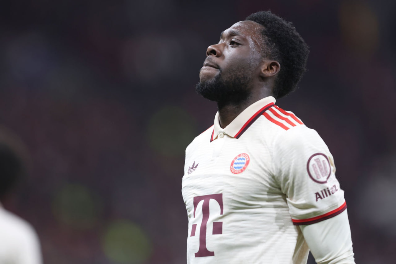 آلفونسو دیویس مدافع کانادایی در زمین - بایرن مونیخ - بوندسلیگا