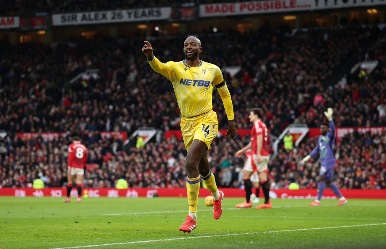 ژان فیلیپ ماتتا در ورزشگاه اولدترافورد در حال گلزنی به منچستریونایتد 