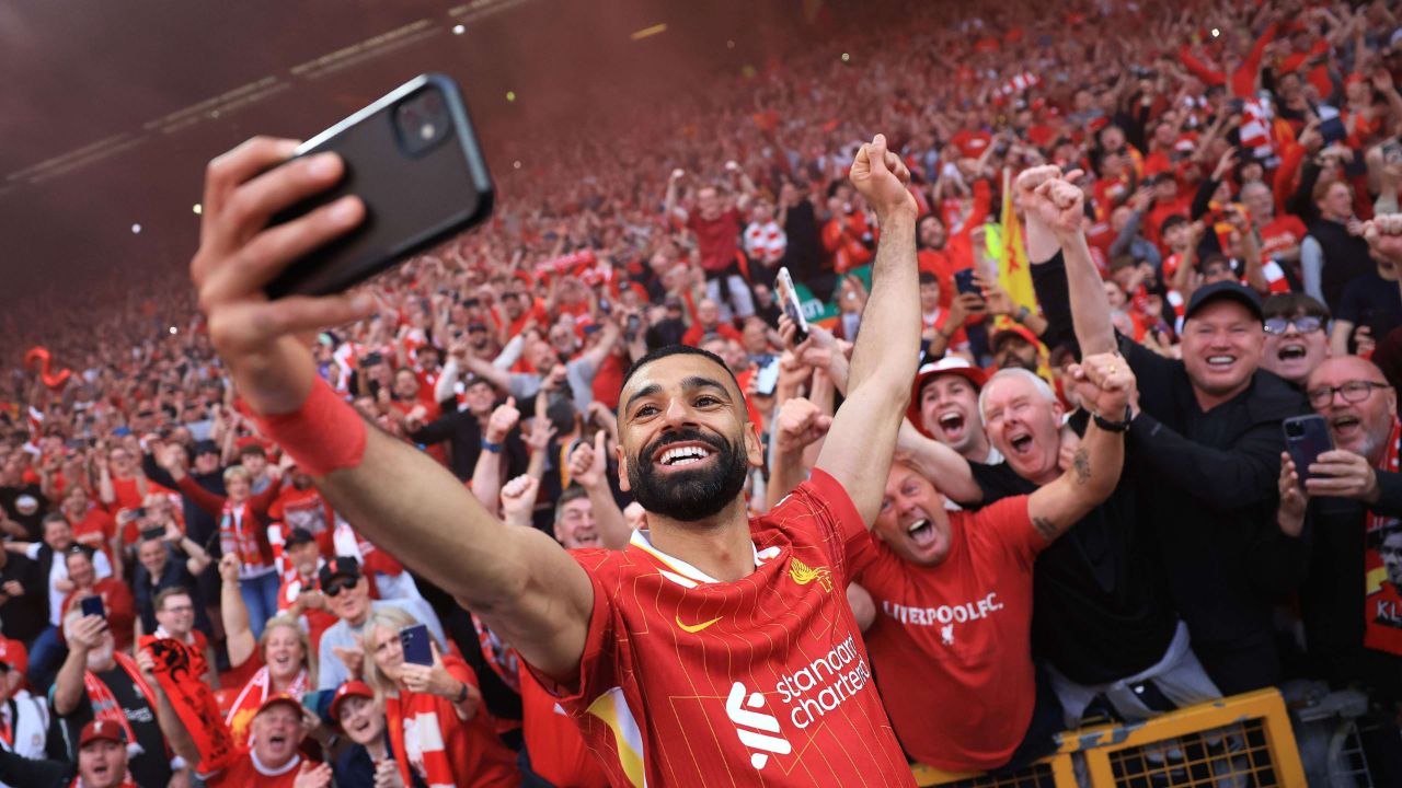 سلفی محمد صلاح با هواداران؛ شادی گل مهاجم لیورپول