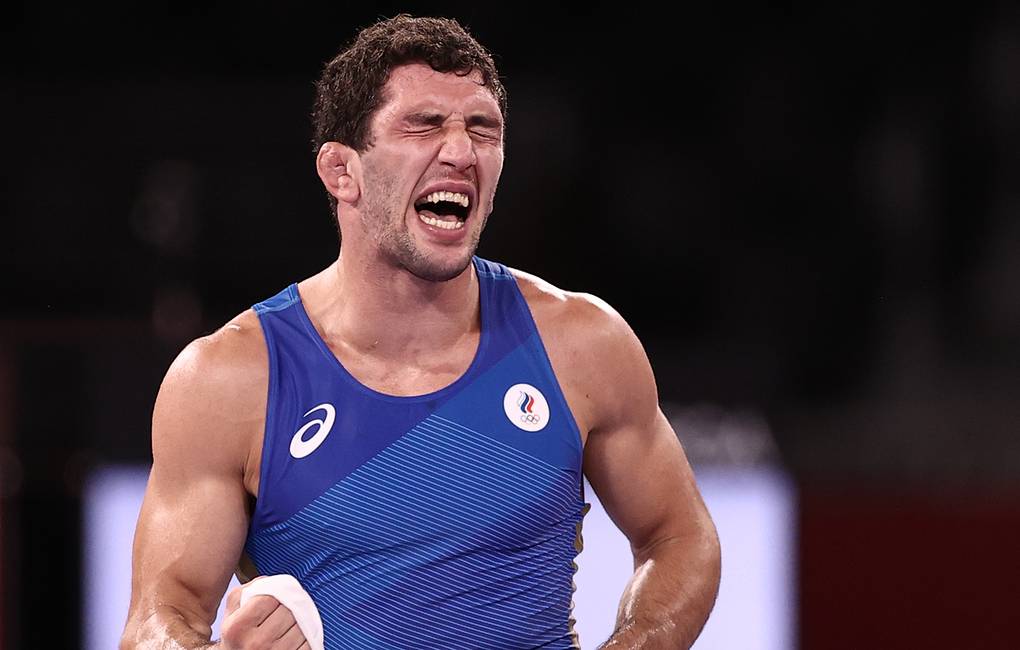 زائوربک سیداکوف-قهرمان کشتی روسیه