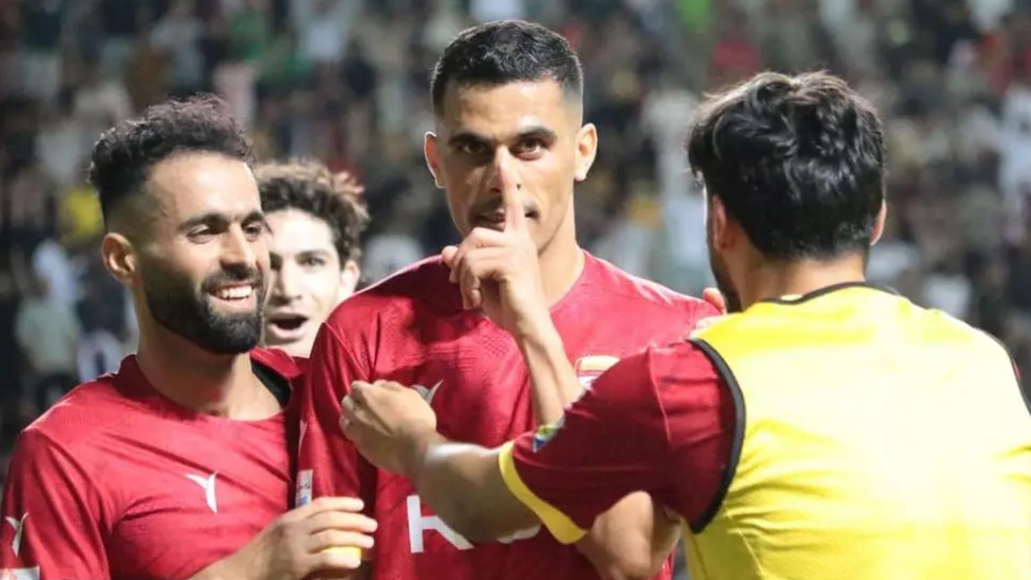 علی نعمتی و علی اصغر اعرابی بازیکنان فولاد در شادی گل بازی فولاد و گل گهر