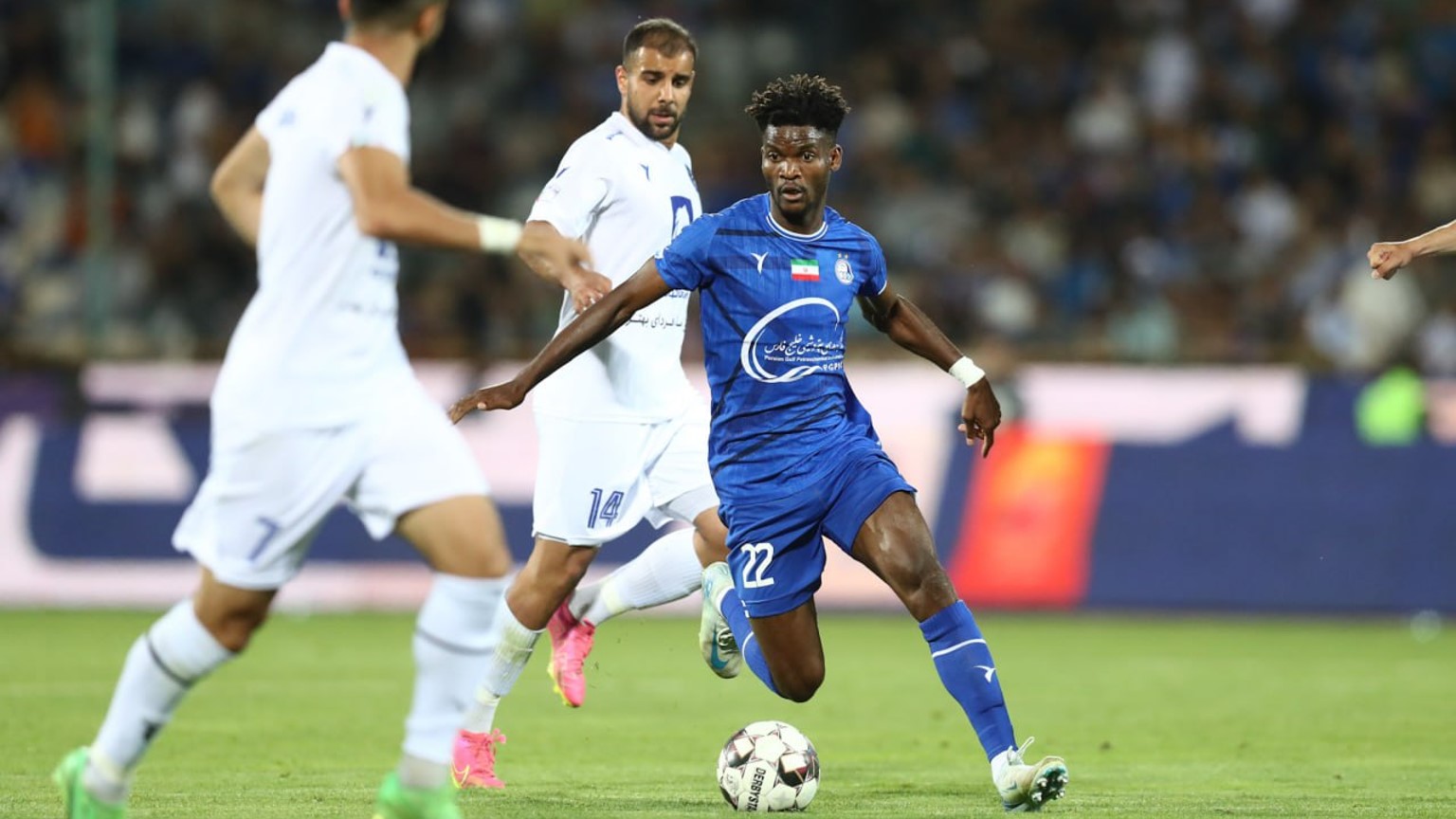 دیدیه اندونگ هافبک دفاعی استقلال در بازی برابر پیکان