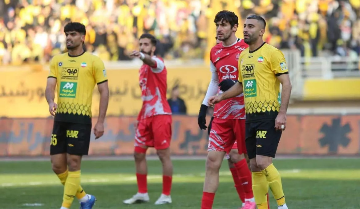 گئورگی گولسیانی مدافع پرسپولیس در کنار کاوه رضایی و امین حزباوی از سپاهان