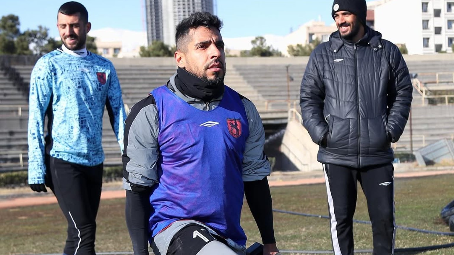 حسن جعفری در حال تمرین با وزنه در تمرینات مس رفسنجان در کنار محمد علینژاد