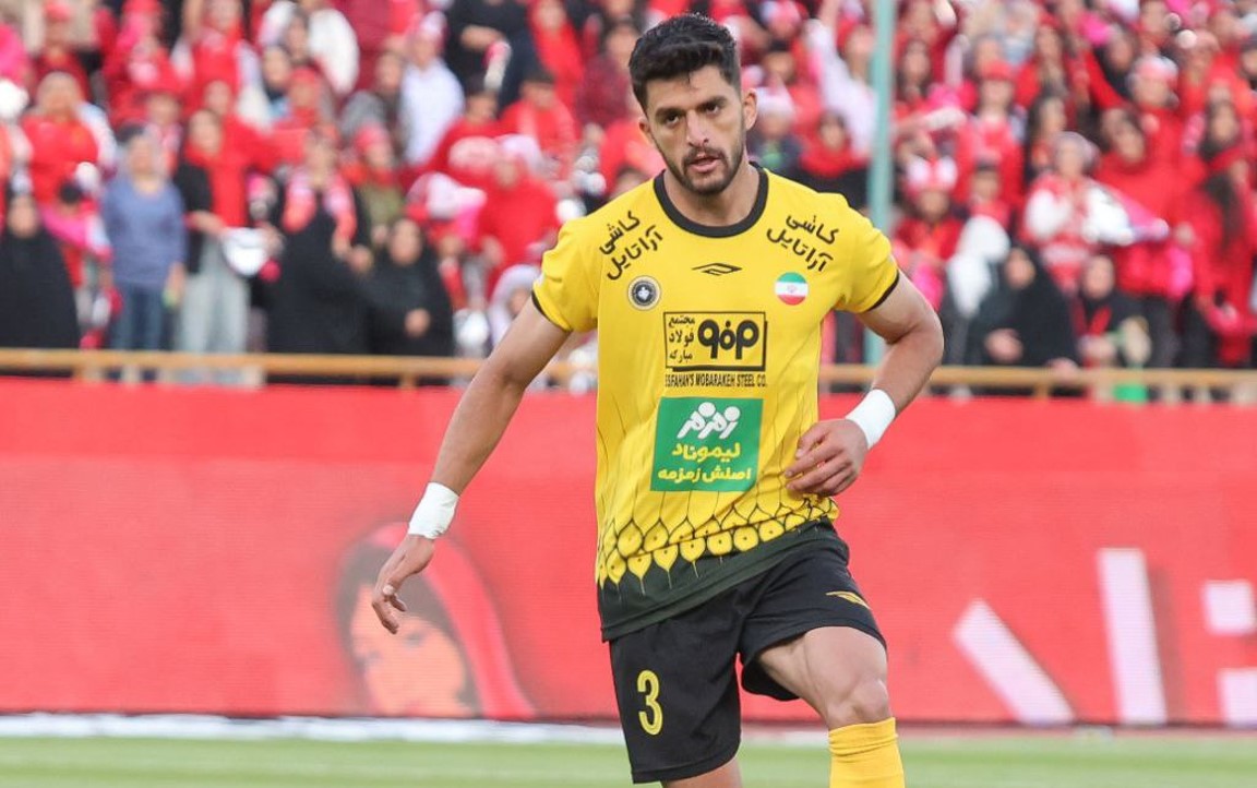 حسین گودرزی مدافع چپ سپاهان در ورزشگاه آزادی و مقابل پرسپولیس تهران