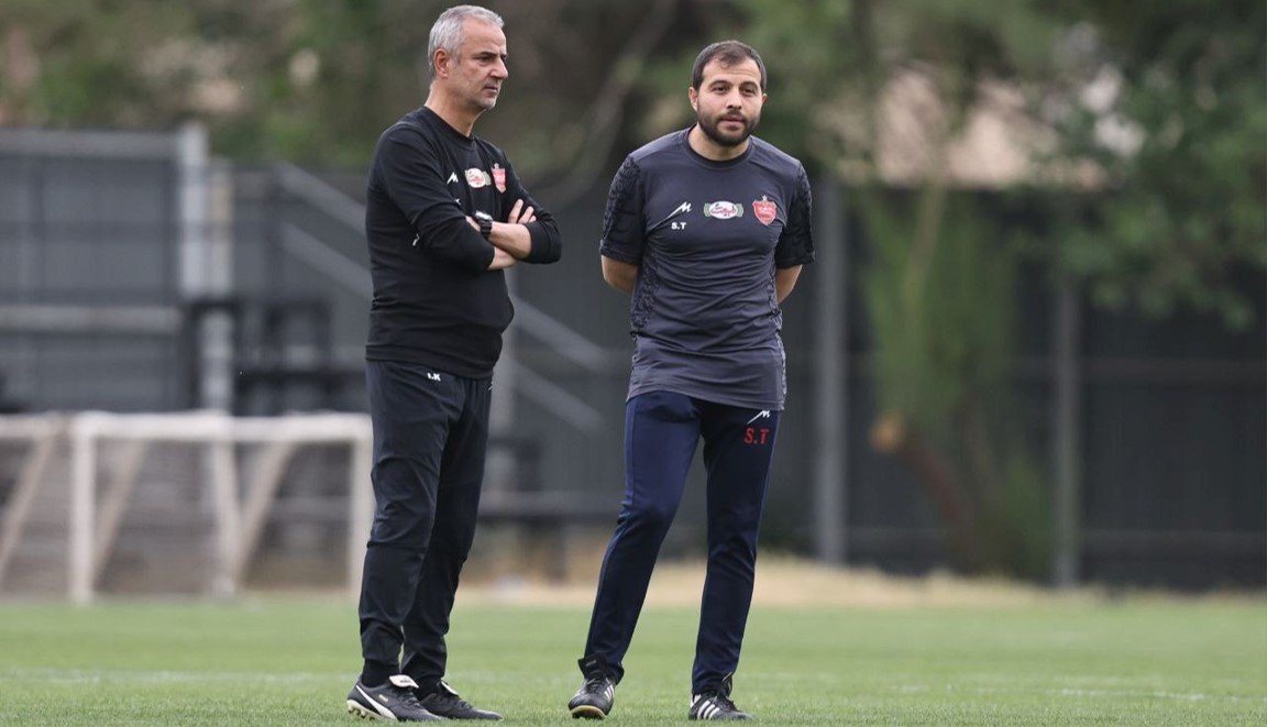 اسماعیل کارتال سرمربی پرسپولیس در کنار دستیارش در تمرینات پرسپولیس
