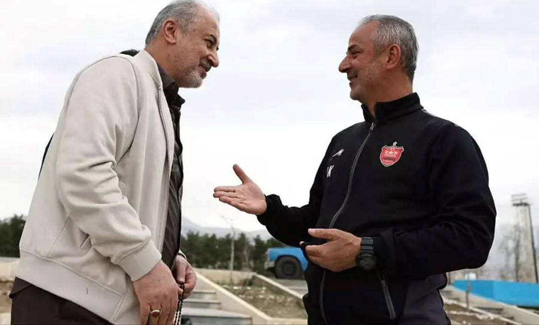 اسماعیل کارتال سرمربی پرسپولیس در حال خوش و بش با مدیریت باشگاه پرسپولیس رضا درویش