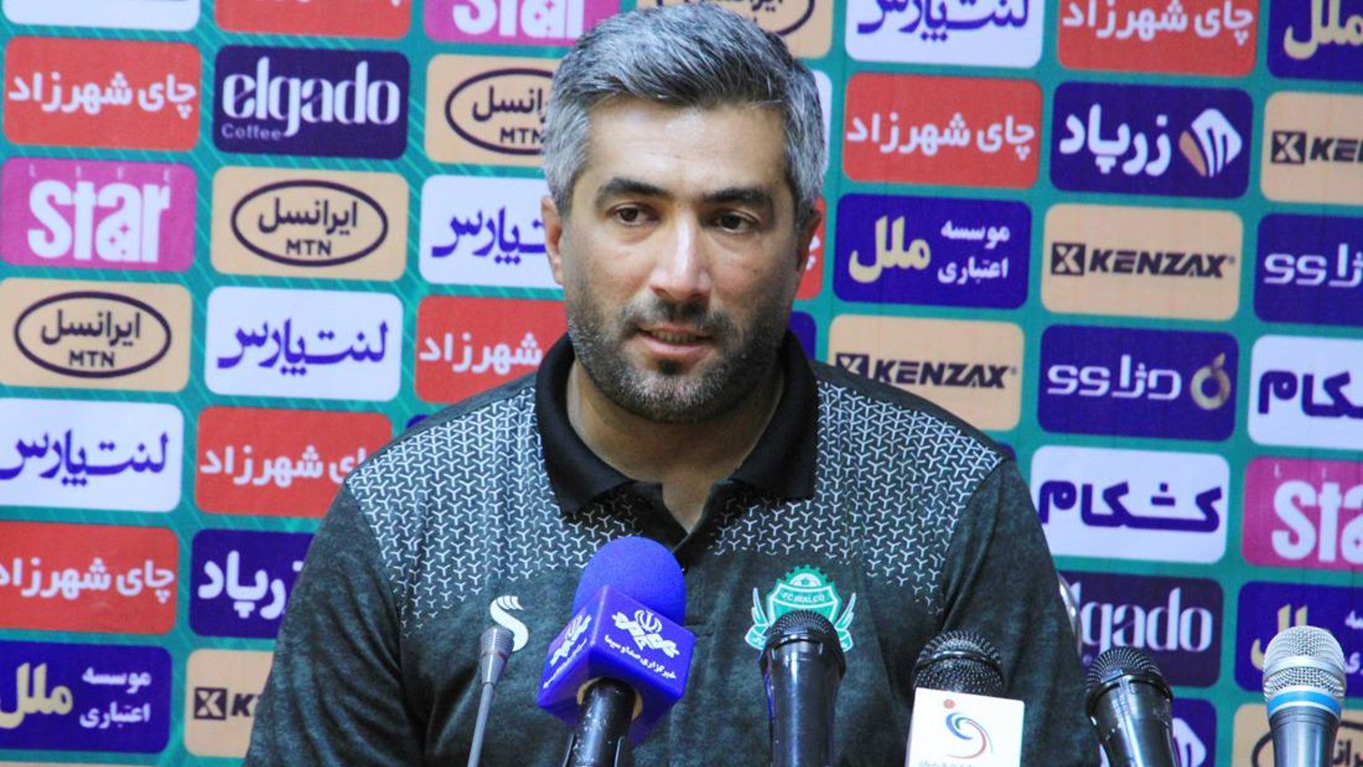مجید محافظت کار مربی تیم آلومینیوم اراک در نشست خبری پیش از بازی با استقلال