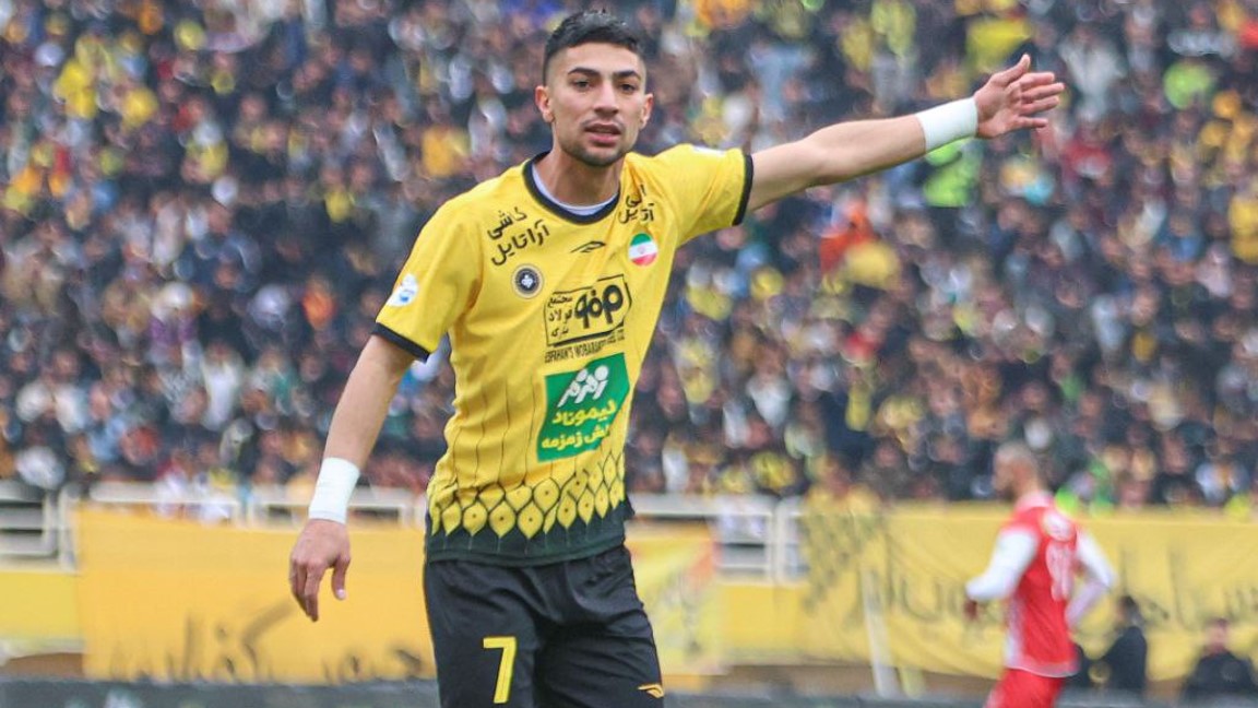 مهدی لیموچی - وینگر سپاهان و تیم ملی ایران - در بازی سپاهان و پرسپولیس
