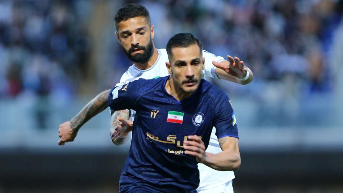 مهدی تیکدری مهاجم گل گهر سیرجان در مصاف با آرمین سهرابیان مدافع استقلال