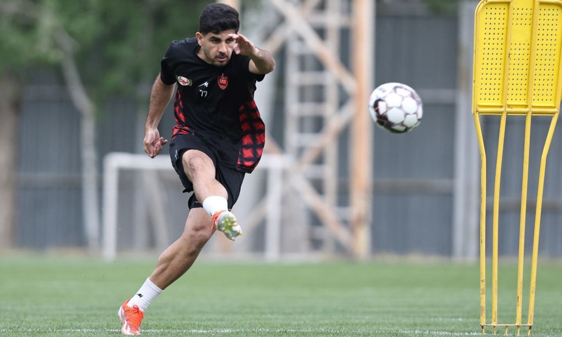 محمد خدابنده لو در حال شوتزنی در تمرین پرسپولیس