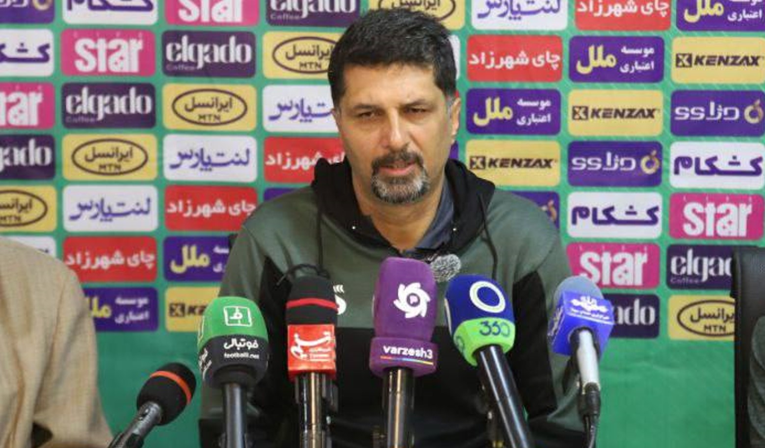 مجتبی حسینی سرمربی آلومینیوم اراک در نشست خبری پیش از بازی با چادرملو