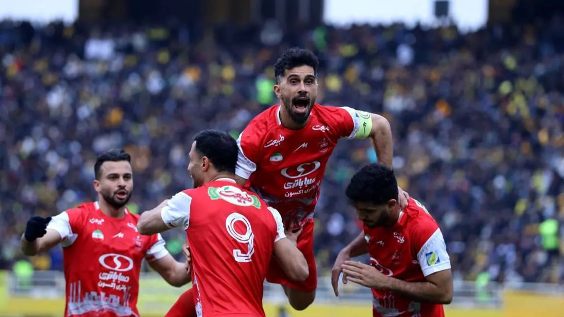 امید عالیشاه هافبک تیم پرسپولیس تهران و سروش رفیعی بازیکن تیم پرسپولیس - لیگ برتر ایران 