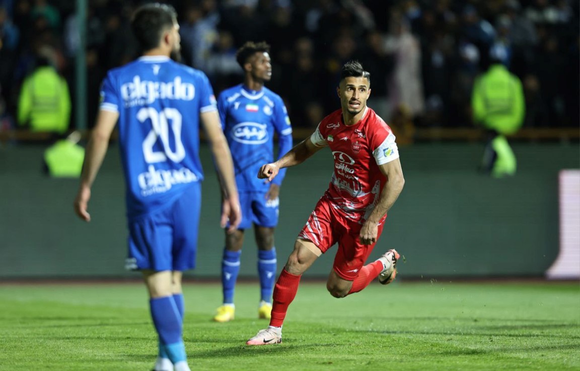 علی علیپور در جشن شادی گل در بازی پرسپولیس و استقلال