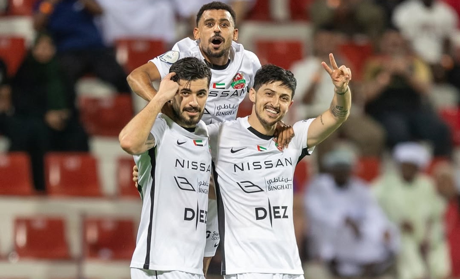 سردار آزمون و سعید عزت اللهی در جشن شادی گل تیم شباب الاهلی در بازی با خورفکان