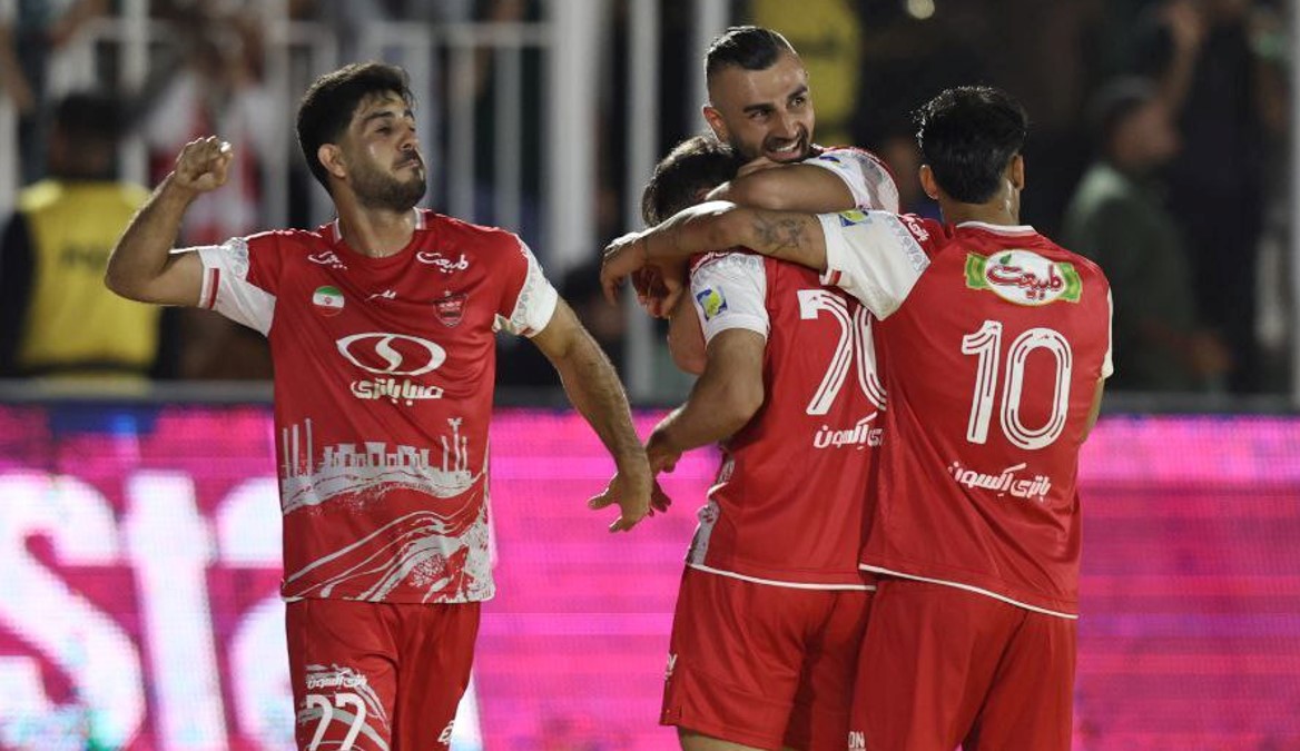 سردار دورسون مهاجم ترکیه‌ای پرسپولیس در جشن شادی گل اوستون ارونوف با حضور محمدخدابنده لو بازیکنان پرسپولیس