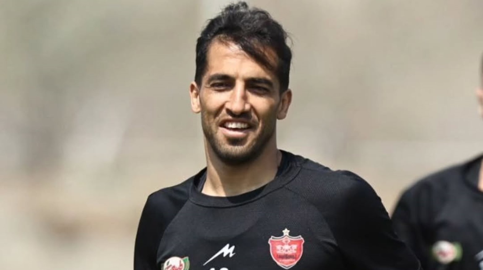وحید امیری در تمرین پرسپولیس در پیراهن پرسپولیس تهران در کنار میلاد سرلک