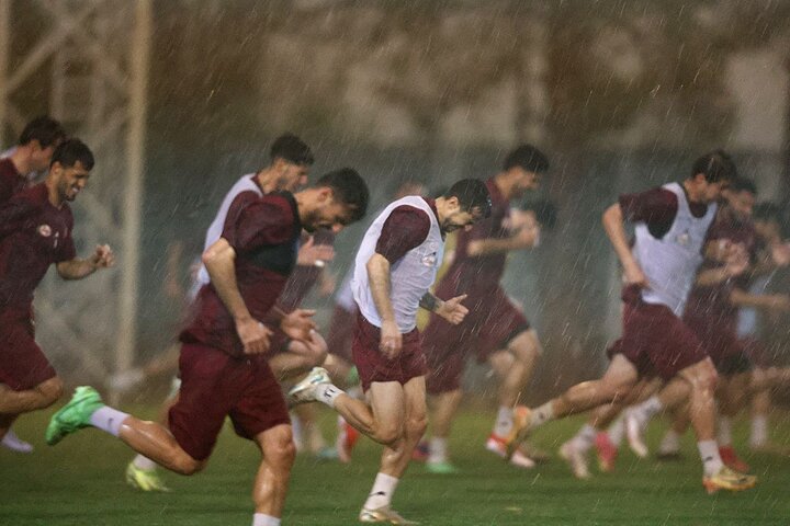 عکس از تمرین پرسپولیس در هوای بارانی