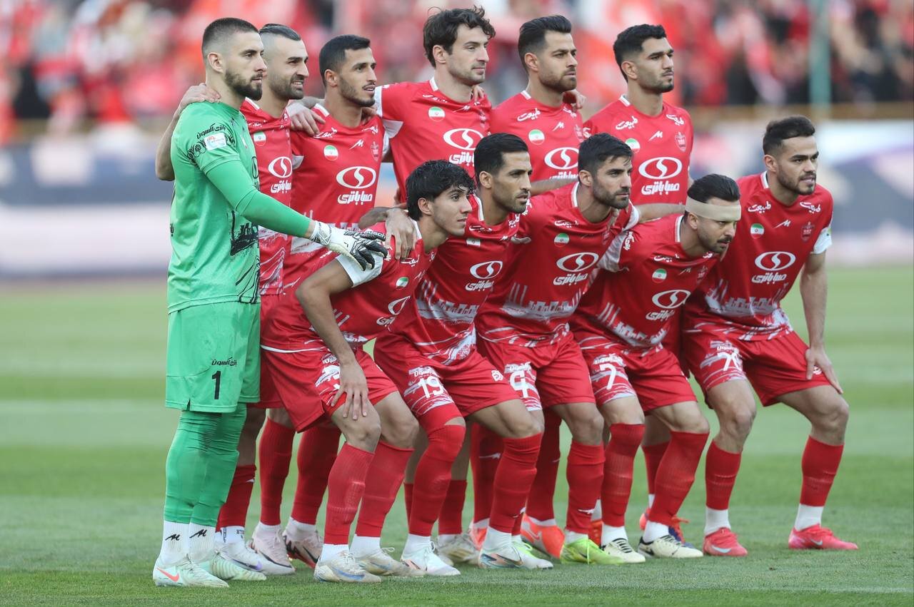عکس تیمی از بازیکنان پرسپولیس در بازی مقابل سپاهان