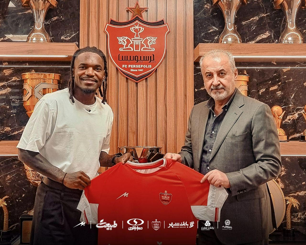 عکس از رونمایی پرسپولیس از تیوی بیفوما با رضا درویش