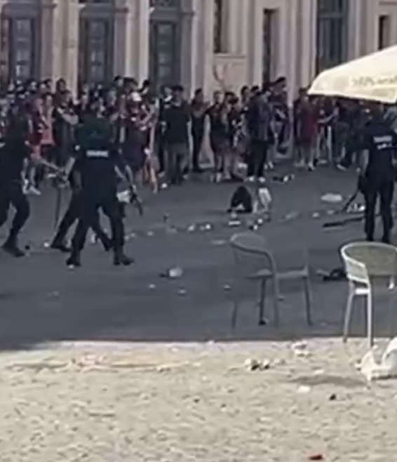 ورود پلیس به درگیری هواداران رئال مادرید و بارسلونا 