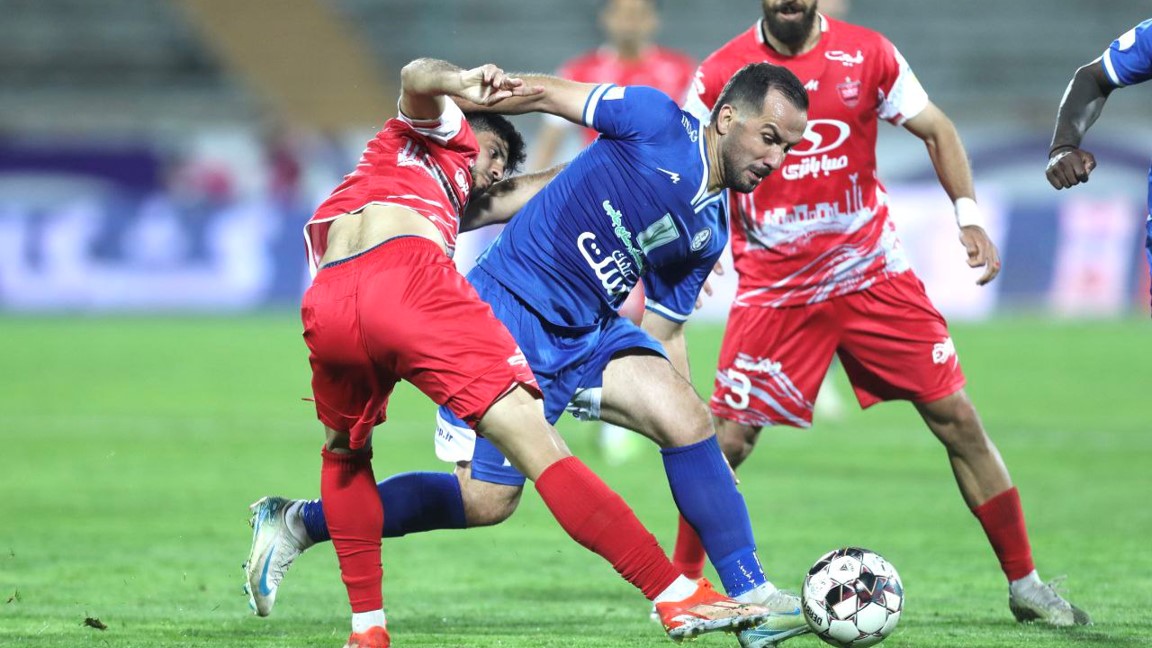 محمد آبشک هافبک دفاعی استقلال خوزستان و محمد خدابنده لو هافبک میانی پرسپولیس در بازی دو تیم